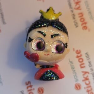 Moose Disney Doorables Alice In Wonderland Queen Of Hearts Small Fig. glittery